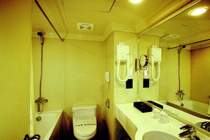 长江一号游轮商务套房卫生间