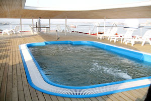 长江一号游轮游泳池