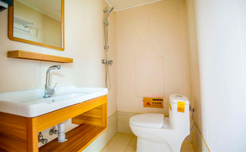 新高湖号卫生间