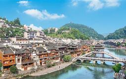 湖南張家界森林公園-天門山玻璃棧道-芙蓉鎮(zhèn)-黃龍洞-魅力湘西晚會-鳳凰古城-湘西苗寨火車雙座6日游