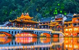 張家界天門山-網(wǎng)紅芙蓉鎮(zhèn)-鳳凰古城-湘西苗寨火車純玩4日游