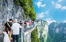 湖南張家界森林公園-芙蓉鎮(zhèn)-張家界千古情-大峽谷玻璃橋-金鞭溪-天門山(玻璃棧道)-鳳凰古城-苗寨6日游