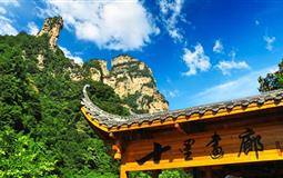 張家界森林公園（袁家界、天子山、金鞭溪）、大峽谷景區(qū)寶峰湖、土司王府火車雙座五日游